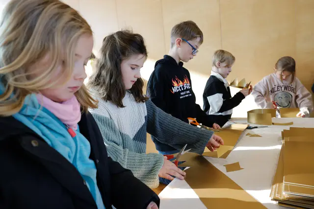 Eine goldene Krone als Andenken zum Mitnachhausenehmen konnten sich die Königinnen und Könige basteln (Bild oben und unten).