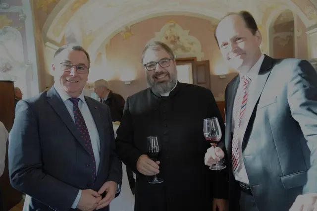 Gerhard Fichtinger, der neue Leitende Komtur der Grabesritter St. Pölten, mit Martin Hofer, Zeremoniär von Bischof Alois und Peter Seewald | Foto: Wolfgang Zarl