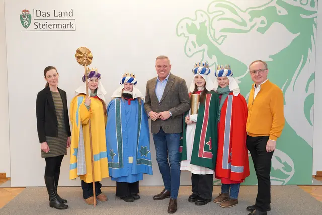 Eine Sternsingergruppe der Pfarre Graz-Dom, begleitet von Christian Brunnthaler (r.) und Julia Radlingmayer, diözesane Referentin der Dreikönigsaktion (l.), besuchte Landeshauptmann Mario Kunasek (Mitte) in der Grazer Burg. | Foto: Land Steiermark/Harzl