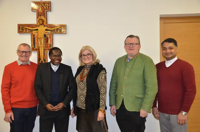 Vikar Barnabe Nziranziza stellte in einem Vortrag sein Heimatland Ruanda in seinen vielen Facetten vor und sammelte Spenden für ein Auto für Priesterkollegen in seiner Heimat. V. l.: Peter Guggenberger, Vikar Barnabé Nziranziza, Renate Perner, Pfarrer Rudolf Rappel und Vikar Nirmal Jo Thomas. | Foto: Oblak