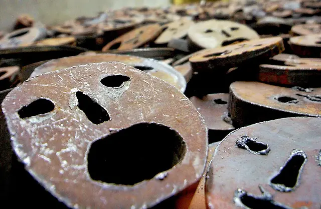 Zum Holocaust-Gedenktag: Das Kunstwerk „Shalechet“ („gefallene Blätter“) von Menashe Kadishman (1932–2015) erinnert an die Shoa, der Ermordung von 6 Mio. Jüdinnen und Juden. | Foto: KNA