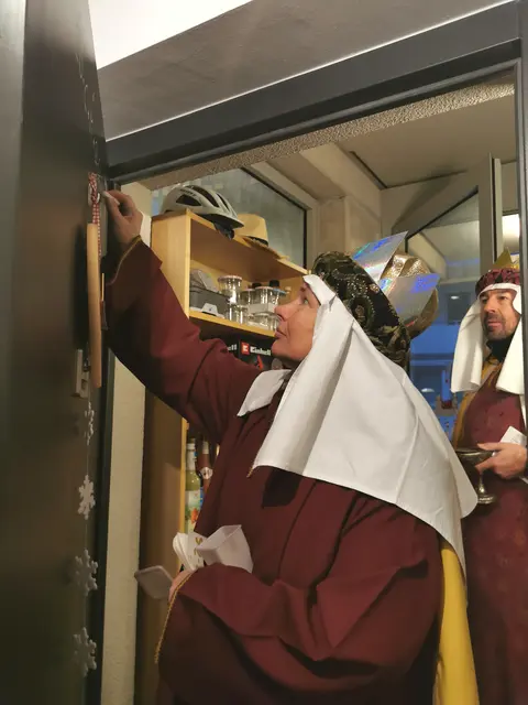  20 – C + M + B – 26 – mit dieser Kurzformel für „Christus mansionem benedicat – Christus segne dieses Haus“ haben die SternsingerInnen das neue Jahr und den Segen an die Türen geschrieben. Im Bild eine Gruppe in Graz rund um Kircheneck-Leiter Robert Hautz.     | Foto: Hautz