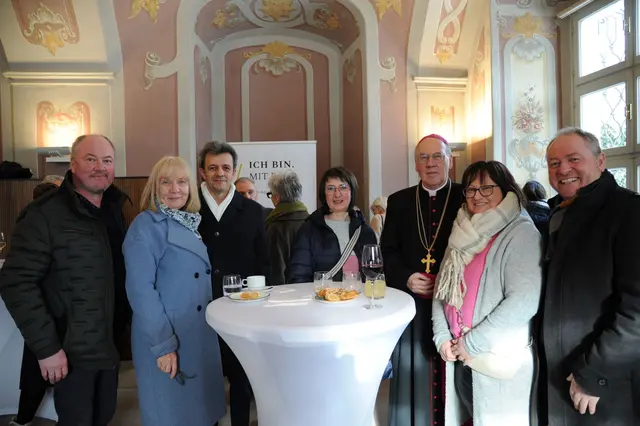 Bischof Alois Schwarz kam mit treuen Kirche bunt-Leserinnen und Leser ins Gespräch | Foto: Wolfgang Zarl