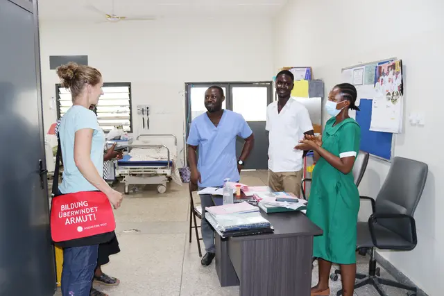 Die steirische Ärztin Magdalena Grießler im Gespräch mit 
Mitarbeiter:innen der Family Clinic in Kulmasa.  | Foto: Zangerl
