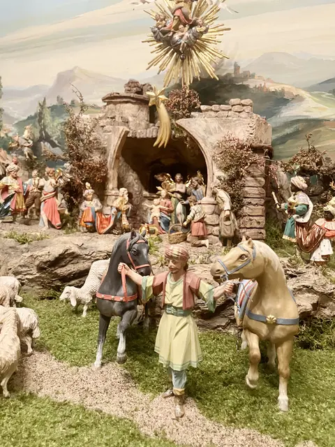 Besonders lebendig geht es in der Hauskrippe von Familie Hölbling zu. Während im Hintergrund Hirten und Könige ihre Gaben darbringen, ist ein Knecht damit beschäftigt, die Pferde der Herrschaften zu versorgen (Figuren: Josef Lechner jun.). | Foto: Rosenkranz