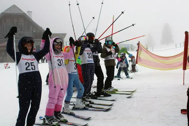 Minischirennen. Ein Highlight für die Ministranten und Ministrantinnen im Seelsorgeraum ist das jährliche Schirennen auf der Sommeralm. Nicht der oder die Schnellste gewinnt, sondern wer zwei möglichst gleich schnelle Läufe schafft. Und Pfarrer Herk-Pickl eröffnet das Rennen als Vorläufer. | Foto: Teißl