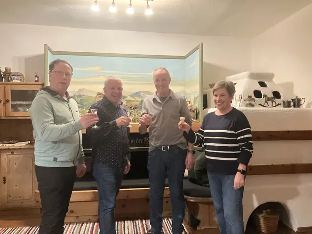 Nach einem Gebet erheben die Krippeler das Glasl – statt „Prost“ heißt es dann „ Gloria“. Angestoßen wird auf das Jesuskind und das Ereignis in Bethlehem – im Bild von links: Romed Niederhauser, Gerhard Stuller, Johann und Maria Hölbling.     | Foto: Rosenkranz