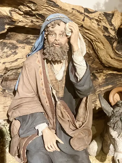 Auf der Flucht nach Ägypten ruht sich Josef von der weiten Reise aus. Der Bibel nach floh die heilige Familie, weil er das Kind vor dem Kindermord des König Herodes schützen wollte (Mt 2,13). | Foto: Rosenkranz