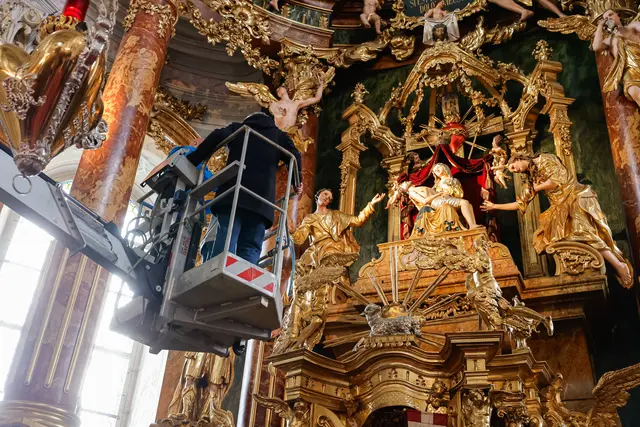 In der Basilika am Weizberg suchen viele Menschen die Nähe zur Gottesmutter Maria. Besonders nahe konnte man ihr in der Langen Nacht der Kirchen auf einer Hebebühne kommen. Die Pietà, die Steinplastik Marias, die um ihren Sohn trauert,  feierte letztes Jahr ihren 600. Geburtstag. | Foto: Neuhold
