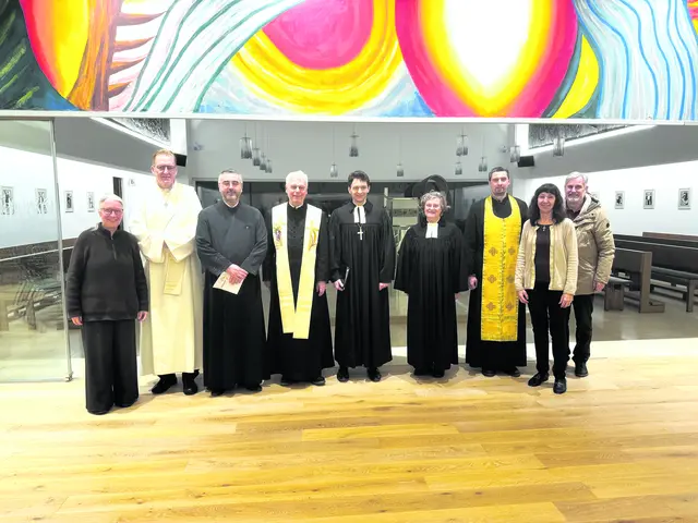 Auf dem Foto v. l.: Daniela Wiedl (Ökumenischer Arbeitskreis), Pastor Wolfgang Grabensteiner (Altkatholik), Pfarrer Catalin Soare (rumänisch-orthodox), H. Mauritius Lenz (Stift Herzogenburg), NÖ Superintendent Michael Simmer, Pfarrerin Baukje Leitner (evangelisch), Ruslan Stetsyk (ukrainisch-griechisch-katholisch), Angelika Beroun-Linhart, Vorsitzende Katholischer Akademikerverband, und KA-Präsident Reinhard Länger. | Foto: Sonja Planitzer