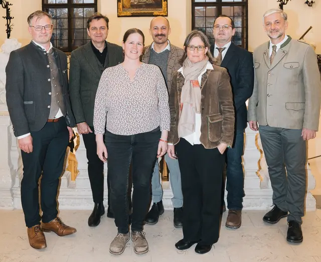 Diskutierten über Klimazukunft (v. l.):
 Martin Halmer (Kath. Kirche Stmk.), Franz Prettenthaler (JOANNEUM RESEARCH), Eva Heidelmair (Kath. Kirche Stmk.), Alexander Pinter (Holzcluster Stmk.), Sabrina Dreisiebner-Lanz (JOANNEUM RESERCH), Arno Mayer und Stefan Zwettler (LK Stmk.). | Foto: Raiser/JOANNEUM RES.