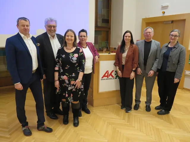 70-Jahre KAB Steiermark. Beim Studientag am 17. Jänner in Graz referierten der Arbeitsjurist Werner Anzenberger(l.), der Sozialethiker Leopold Neuhold (r.) und die KI-Expertin Monika Fuchs (2. v. r.). In den AK-Saal gekommen waren auch KA-Präsident Andreas Gjecaj (2. v. l.) und KA-Generalsekretärin Anna Hollwöger (4. v. l.). Durch die Veranstaltung führte KAB-Vorsitzende Anneliese Pieber (3. v. l.). | Foto: Labner