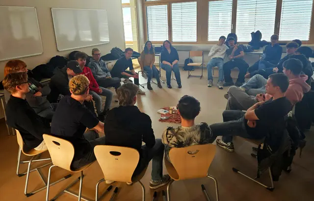 Zwei Hospizbegleiterinnen erzählten im Religionsunterricht von ihrem wertvollen Engagement für Menschen am Lebensende. | Foto: HTL