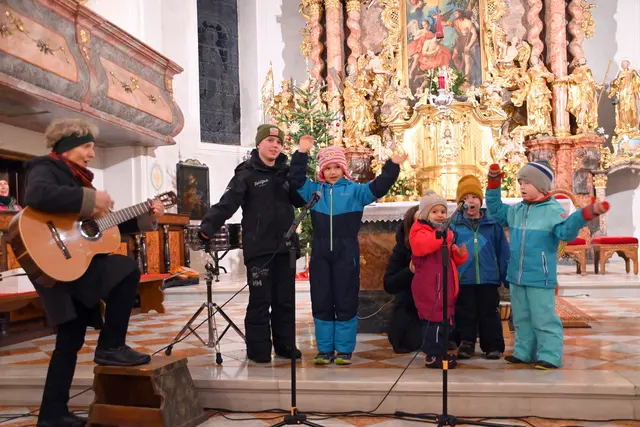 Viele Kinder, Jugendliche und Erwachsene musizierten für ein begeistertes Publikum und für die hebräischsprachige Gemeinde in Jerusalem. Die Spenden der Benefizveranstaltung kommen der Jugend des St.-Jakobus-Vikariats zugute. | Foto: Griesebner
