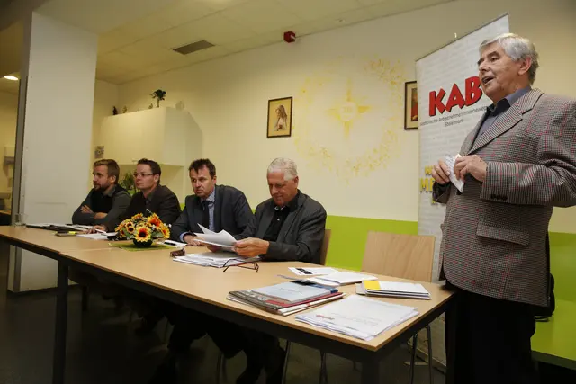 Im Dialog mit Politik und Gesellschaft. Seit vielen Jahren organisiert KMB-Mitglied Johannes Labner (r.) Gesprächsabende in Graz-Andritz unter dem Titel „Reden über Gott und die Welt“.  | Foto: Archiv