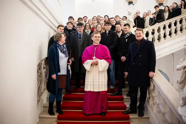 Rund 60 Jugendliche begleiteten Grünwidl von seinem Arbeitsplatz, dem Erzbischöflichen Palais, zu seiner Bischofsweihe in den Wiener Stephansdom. | Foto: Erzdiözese Wien