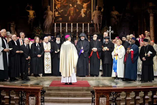 „Der Herr segne dich“ - In einer bewegenden Szene segneten rund 20 VertreterInnen verschiedener christlicher Kirchen den neugeweihten Erzbischof am Ende des Gottesdienstes mit dem 
aaronitischen Segen (Num 6,24-26).  | Foto: Erzdiözese Wien