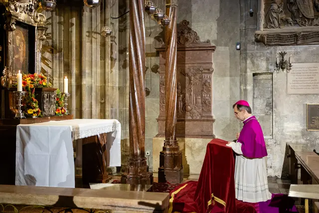 Vor dem Gottesdienst betete Josef Grünwidl still vor dem Gnadenbild der "Madonna von Pötsch" im Stephansdom. | Foto: Erzdiözese Wien