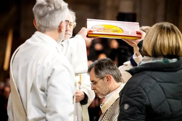 Ein Priester, ein Diakon, eine Religionslehrerin und eine Pastoralreferentin hielten bei den ausdeutenden Riten das Evangeliar über den Kopf des Neugeweihten. | Foto: Erzdiözese Wien