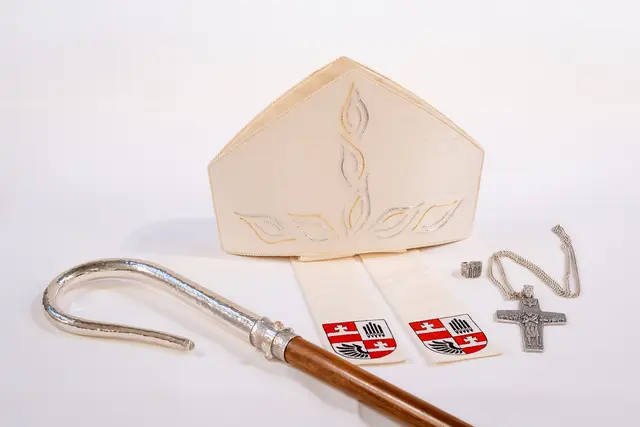 Erzbischof Josef Grünwidl setzte auf Schlichtheit bei seinen bischöflichen Insignien. Nur die Mitra wurde maßangefertigt - denn "sie müsse passen" meinte er mit einem Schmunzeln. Der Stab gehörte einst Weihbischof Helmut Krätzl, dessen Zeremoniär Grünwidl als junger Priester war. Der Ring ist "von der Stange". Das Brustkreuz eine Kopie des silbernen Kreuzes von Papst Franziskus.  | Foto: Erzdiözese Wien