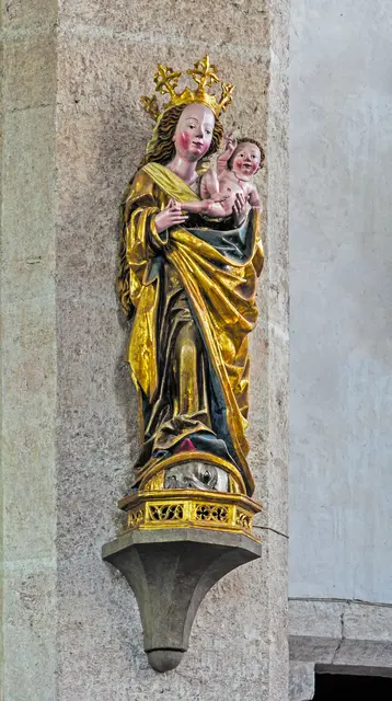 Gnadenstatue in der Pfarrkirche Schönbach mit dem außergewöhnlichen Patrozinium „Mariä Lichtmess“. 
 | Foto: Wolfgang Sauber/Wikimedia Commons