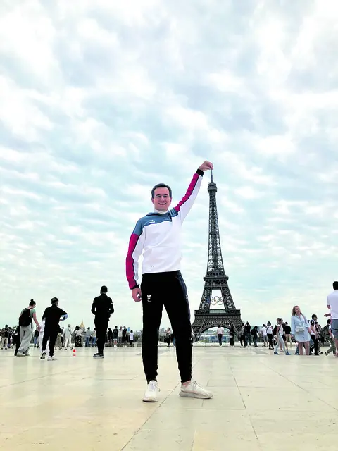 Das Foto zeigt den jungen, sympathischen Johannes Lackner bei seinem ersten Einsatz als Olympia-Seelsorger vor zwei Jahren in Paris – und zwar vor dem Eiffelturm. Der Priester aus der Erzdiözese Salzburg hofft heuer auf 18 Medaillen – so viele wie in Peking vor vier Jahren.
 | Foto: zVg