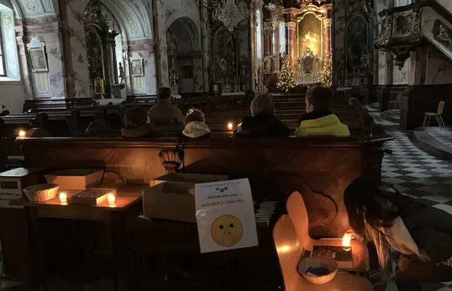 Schülerinnen und Schüler starten die Schulwoche in Stille in der Basilika Rein. | Foto: JK