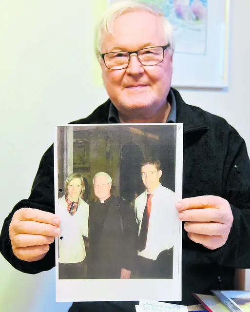 Pater Bernhard Maier, der jetzt als Direktor in der Salesianer-Gemeinschaft in Amstetten wirkt, war bei zahlreichen Olympischen Spielen als Seelsorger dabei. Im Bild: P. Bernhard zeigt ein Bild mit dem früheren erfolgreichen Ski-Ehepaar Marlies (geborene Schild) und Benjamin Raich.  | Foto: Wolfgang Zarl