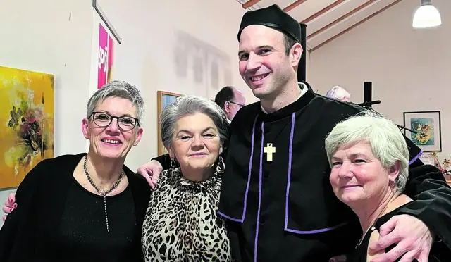 Von links: Pfarrgemeinderätin Susanne Fidler, Irmgard Horvath, „Don Camillo“ Markus Gartner und Pfarrgemeinderätin Claudia Pinczolits.  | Foto: Daniela Weiss