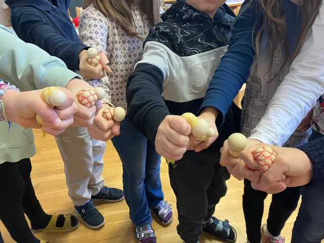 Einen Quetschball im Netz bastelten Sternsingerkinder in der VS Klara Fietz bei einem Workshop zum Thema CO2 als Danke für ihren Einsatz. | Foto: Alice Pietsch