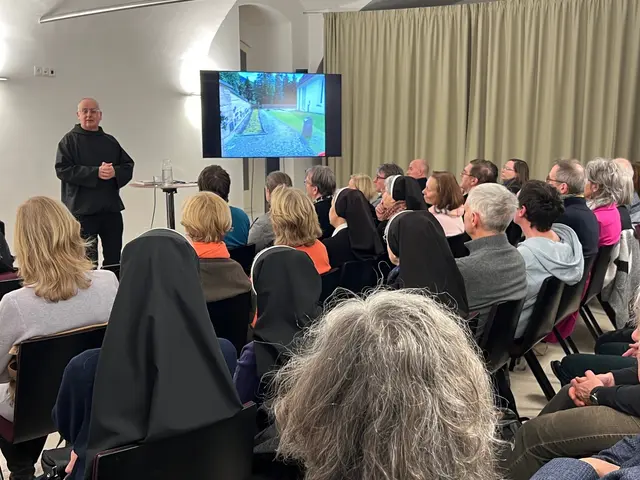 Der Benediktiner Martin Werlen entdeckt Hoffnungorte, wo andere nur Schutt vor Augen haben und Chaos und Niedergang sehen. In seinem Vortrag beleuchtete er das positive Potenzial, das in Krisen, Umbrüchen und Neuanfängen liegen kann. | Foto: Herbst