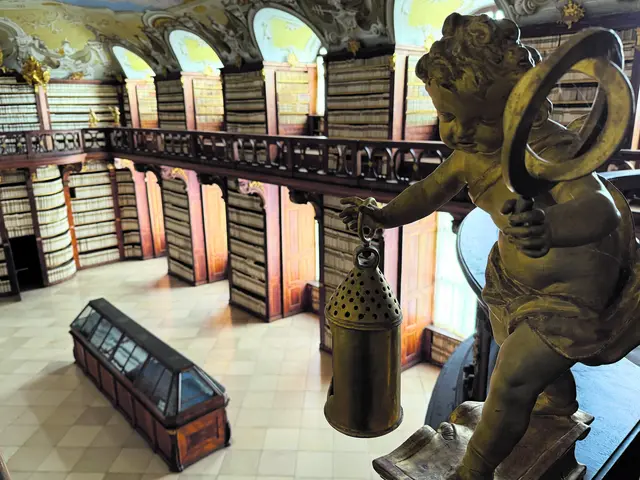 Blick von der Galerie in die barocke Bibliothek des Stifts Seitenstetten. Der Engel, der eine Laterne (Symbol für Gotteserkenntnis) und ein Himmels-Messgerät (Symbol für den Himmel und die göttliche Schöpfung) in Händen hält, steht für die Theologie. | Foto: Patricia Harant-Schagerl