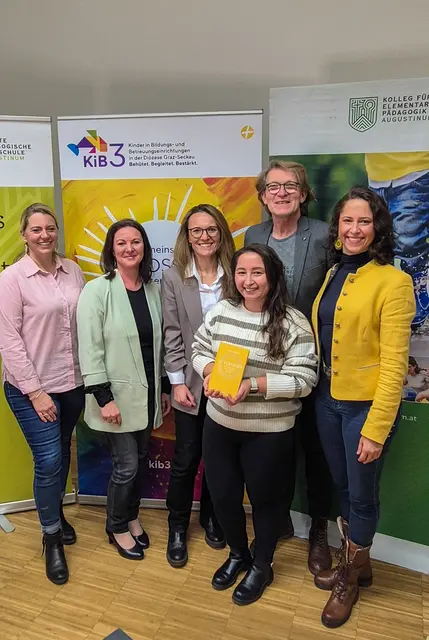 Tagung zum „Glücklichsein“ (v. l.): Verena Nagl (Kolleg für Elementarpädagogik), Daniela Krienzer (PPH), Alexandra Strohmeier-Wieser (KIB3), glückliche Gewinnerin eines Wolfers-Buches, Hebert Kohlmaier (Kolleg für Elementarpädagogik) und Elementarpädagogin Anke Obermayer. | Foto: Brunnthaler
