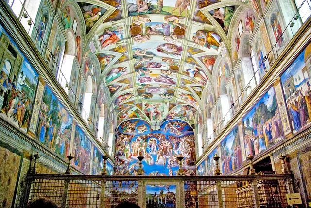 Dieser Blick auf Michelangelos „Jüngstes Gericht“ ist unverstellt. Restaurierungsarbeiten lassen eine Besichtigung der Gemälde in der Sixtinischen Kapelle voraussichtlich erst wieder nach Ostern zu. | Foto: Wiki/Antoine Taveneaux