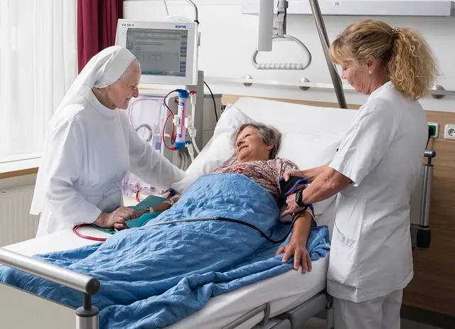 Hilfe, Pflege und ein gutes Wort. Seit 2018 haben die Ordensspitäler ihren Anteil an der direkten Bruttowertschöpfung des gesamten Gesundheitswesens von 5 auf 7,6 Prozent gesteigert. | Foto: Ordensklinikum Linz