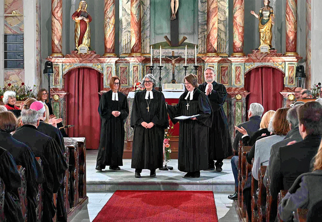 Bischöfin Richter (r.) freut sich mit Superintendentin Andrea Mattioli.  | Foto: epd/Uschmann