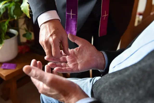 An der Stirn und an den Händen gesalbt wird der oder die Kranke vom Priester, der dabei die heilsame und liebevolle Berührung durch Jesus Christus weitergibt. | Foto: KNA