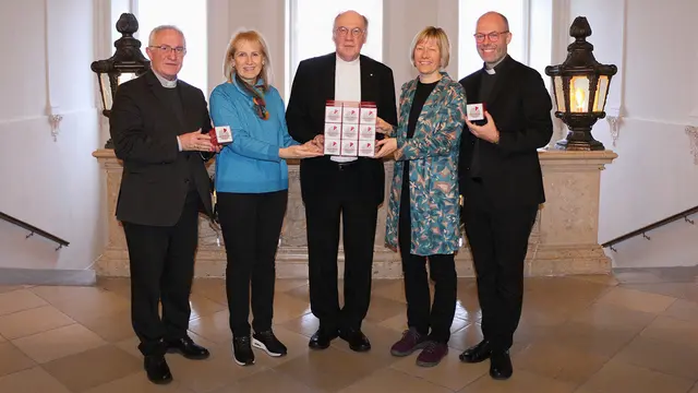 Weihbischof Anton Leichtfried, Gabi Knoll (Fastenaktion), Bischof Alois Schwarz, Fastenaktion-Geschäftsführerin Marianne Ertl und Generalvikar Christoph Weiss mit den Fastenwürfeln. 140.000 Stück werden in den Pfarren verteilt.