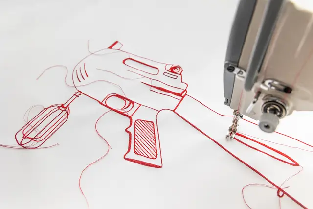 In der Andreaskapelle in der Grazer Andräkirche zeigt die Künstlerin Elisabeth Gschiel heuer in der Fastenzeit „Broken Guns“ – genähte, funktionsuntüchtige Waffen.  | Foto: Peter Brandstätter