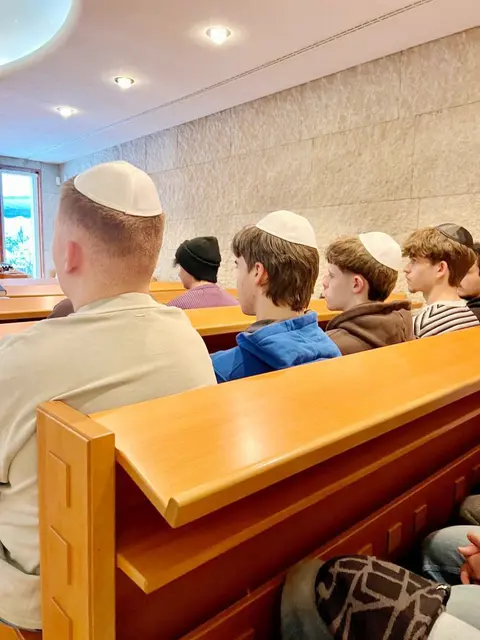 Besuch in der Synagoge. | Foto: Meßner