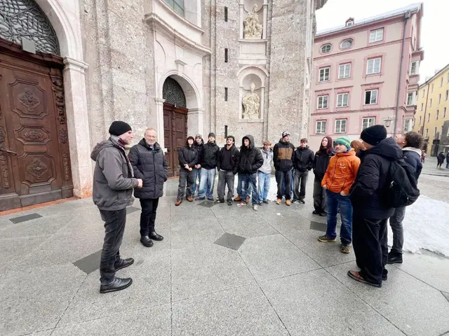 Schlusspunkt: Die Schüler:innen vor dem Innsbrucker Dom. | Foto: Meßner