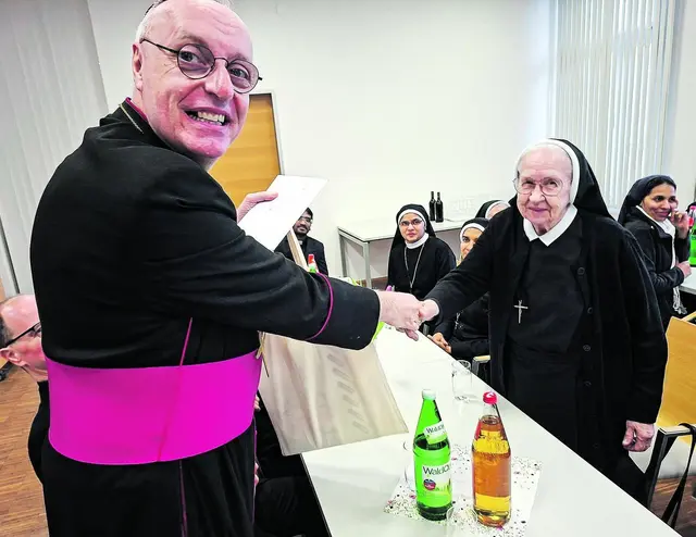 Bischof Ägidius gratuliert Sr. M. Eveline Nabinger SDR am Tag nach Mariä Lichtmess zu 70 Jahren im Orden der Erlöserschwestern.
