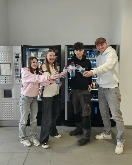 SchülerInnen der HTL Zeltweg laden ein, in der Fastenzeit das Pfandgeld zu spenden. | Foto: HTL Zeltweg
