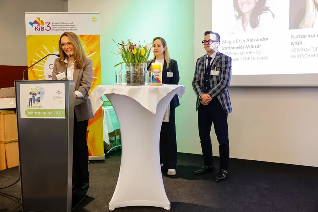 Zum Auftakt eröffneten die KiB³ Geschäftsführer*innen (v. l.) Alexandra Strohmeier-Wieser, Katharina Avender-Hohenadler und Walter Prügger die Tagung.  | Foto: Gerd Neuhold/Sonntagsblatt für Steiermark