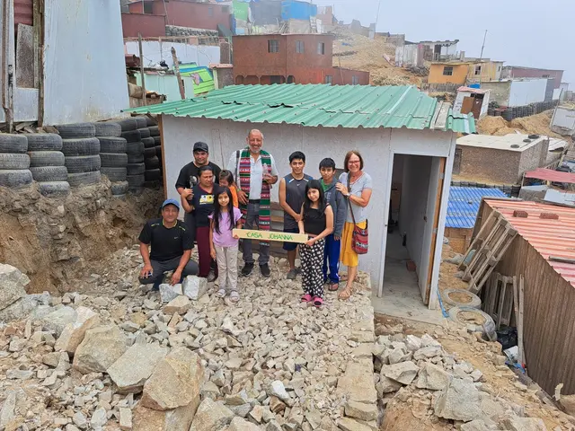 Dieses Haus wurde am Sonntag vor ihrer Heimkehr ins Waldviertel gesegnet. Es wurde von einer Zwettler Familie finanziert. Rings herum sieht man die bedrückende Armut. 