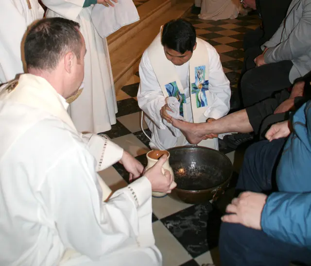 GRÜNNDONNERSTAG. Im vergangenen Jahr wurde am Gründonnerstag ein gemeinsamer Gottesdienst für den gesamten SR gefeiert. Mesnerinnen und Mesnern aus allen elf Pfarren wurden die Füße gewaschen – stellvertretend für die vielen JüngerInnen heute, die in den Pfarren das Glaubensleben mitgestalten. | Foto: privat