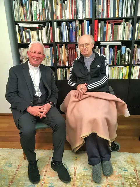 Aus Salzburg kam Erzbischof Franz Lackner (l.). Bischof Kapellari, der ihn 2002 zum Bischof weihte, habe das Amt zeitgemäß ausgelegt – „hinhören, hinsehen, alles beisammenhalten“ – und stets die Haltung des „katholischen ‚Und‘“ vermittelt. | Foto: Neuhold