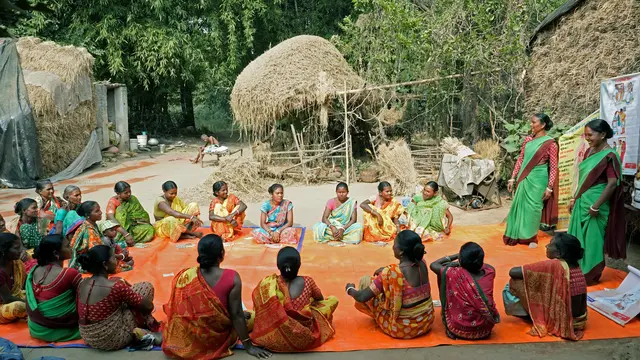 Welche Formen von Gewalt gibt es? Beraterinnen schulen Frauen in den Dörfern zum Thema Gewalt. | Foto: kfb / Rajiv Kumar Sah