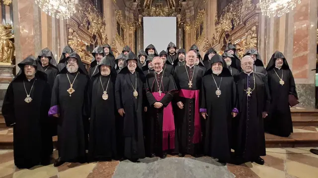 Anlässlich der Versammlung der Bischöfe der armenisch-apostolischen Kirche in St. Pölten gab es im St. Pöltner Dom ein gemeinsames Gebet mit Bischof Alois Schwarz und Weihbischof Anton Leichtfried. | Foto: Planitzer