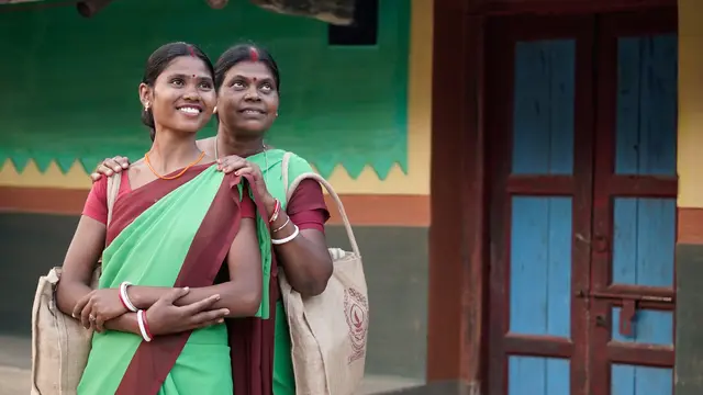 Zwei Beraterinnen von SEEDS, die in die Dörfer gehen. | Foto: kfb / Rajiv Kumar Sah